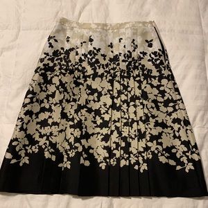 Ann Taylor Size 2  100% silk skirt.